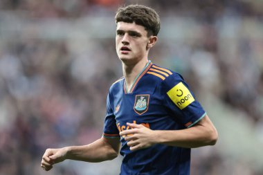Newcastle 'dan Sean Neave, Newcastle, 8 Ağustos 2025' te St. James 's Park, Newcastle' da oynanan Newcastle United-Espanyol maçında berabere kalmadı.