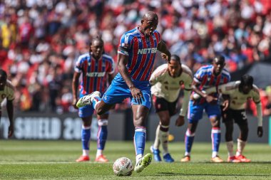 Kristal Saray 'dan Jean-Philippe Mateta, 10 Ağustos 2025' te Londra 'daki Wembley Stadyumu' nda oynanan FA Community Shield maçı sırasında 1-1 öne geçmek için penaltı aldı.