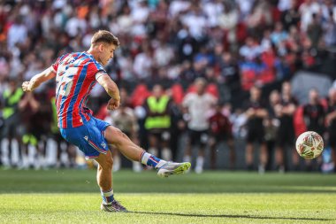 Crystal Palace 'dan Justin Devenny, 10 Ağustos 2025' te İngiltere 'nin Wembley Stadyumu' nda oynanan FA Community Shield maçı sırasında Crystal Palace için FA Community Shield ödülünü kazandı.