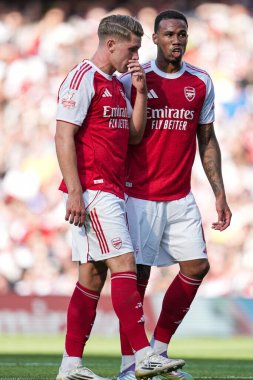 Arsenal 'den Viktor Gyokeres ve Arsenal' den Gabriel, 9 Ağustos 2025 tarihinde Emirates Stadyumu 'nda oynanan Arsenal - Athletic Bilbao maçında