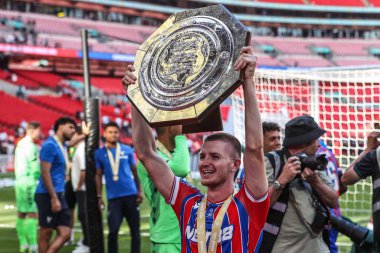 Crystal Palace 'dan Adam Wharton, 10 Ağustos 2025' te İngiltere 'nin Wembley Stadyumu' nda oynanan FA Community Shield maçı sırasında FA Community Shield 'ı kazanmasını kutluyor.