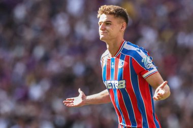 Crystal Palace 'dan Justin Devenny, 10 Ağustos 2025' te Londra 'daki Wembley Stadyumu' nda oynanan FA Community Shield maçı sırasında Crystal Palace için FA Community Shield ödülünü kazanma cezasını kutluyor.