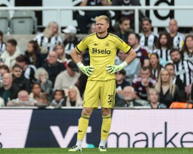 Newcastle 'dan Aaron Ramsdale, Newcastle, 8 Ağustos 2025' te St. James 's Park, Newcastle' da Newcastle United 'a karşı oynanan ön sezon dostluk maçı sırasında Untie' siz.