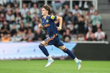 Newcastle 'dan Sean Neave, Newcastle, 8 Ağustos 2025' te St. James 's Park, Newcastle' da oynanan Newcastle United-Espanyol maçında berabere kalmadı.