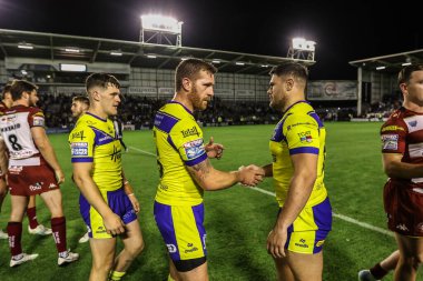 Warrington Wolves 'tan Marc Sneyd, Warrington Wolves' tan Joe Philbin ile maç sonunda Warrington Süper Lig 21 'de Warrington Wolves - Wigan Warriors maçında el sıkıştı.