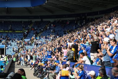 Leicester City taraftarları, Sheffield Wednesday taraftarlarının 10 Ağustos 2025 'te İngiltere' nin Leicester kentindeki King Power Stadyumu 'nda Leicester City ile Sheffield Çarşamba günü oynanan Sky Bet Şampiyonası karşılaşmasında protestolarından sonra stadyuma girmelerini alkışlıyorlar.