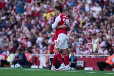 Arsenal 'den Kai Havertz, Arsenal' den Viktor Gyokeres adına 9 Ağustos 2025 'te Emirates Stadyumu' nda Arsenal 'in Athletic Bilbao' ya karşı oynadığı sezon öncesi dostluk maçı sırasında sahneye çıkıyor.