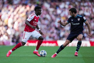 Arsenal 'den Bukayo Saka, 9 Ağustos 2025' te Emirates Stadyumu 'nda Arsenal' in Athletic Bilbao 'ya karşı oynadığı sezon öncesi dostluk maçında topa vuruyor.