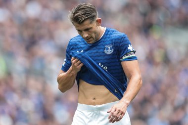 Everton 'dan James Tarkowski, Everton ile A.S. Roma' nın 9 Ağustos 2025 'te Liverpool' daki Hill Dickinson Stadyumu 'nda oynanan sezon öncesi dostluk maçı sırasında