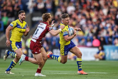 Warrington Wolves takımından George Williams, 8 Ağustos 2025 'te Warrington, İngiltere' deki Halliwell Jones Stadyumu 'nda oynanan 21. Warrington Wolves vs Wigan Warriors karşılaşmasında topa vuruyor.