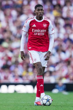 Arsenal 'den Cristian Mosquera, 9 Ağustos 2025' te Emirates Stadyumu 'nda Arsenal' in Athletic Bilbao 'ya karşı oynadığı sezon öncesi dostluk maçında topa vuruyor.