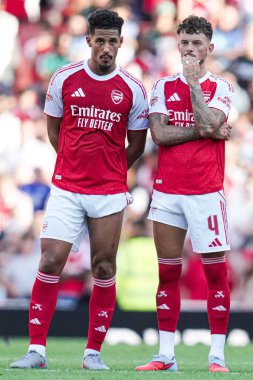 Arsenal 'den William Sthe ve Arsenal' den Ben White, 9 Ağustos 2025 'te Emirates Stadyumu' nda oynanan Arsenal - Athletic Bilbao maçında