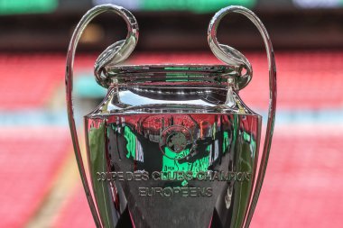 UEFA Şampiyonlar Ligi kupası, 10 Ağustos 2025 'te İngiltere' nin Wembley Stadyumu 'nda oynanan FA Community Shield maçı sırasında Crystal Palace' a karşı Liverpool