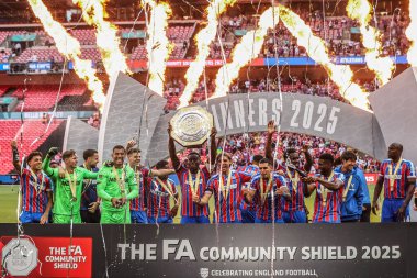 Crystal Palace, Wembley Stadyumu 'nda oynanan FA Community Shield maçı sırasında FA Community Shield' ı kaldırdı.