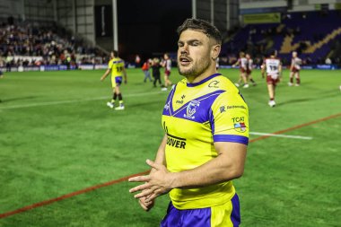 Warrington Wolves takımından Joe Philbin, Betfred Süper Ligi 21. Maç 'te oynanan Warrington Wolves vs Wigan Warriors maçında taraftarları alkışlıyor.
