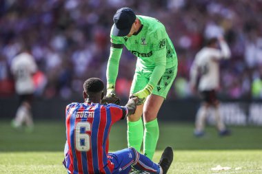 Crystal Palace 'dan Dean Henderson, Crystal Palace' dan Marc Guhi 'ye, 10 Ağustos 2025' te Wembley Stadyumu 'nda oynanan FA Community Shield maçı sırasında sakatlanırken yardım ediyor.