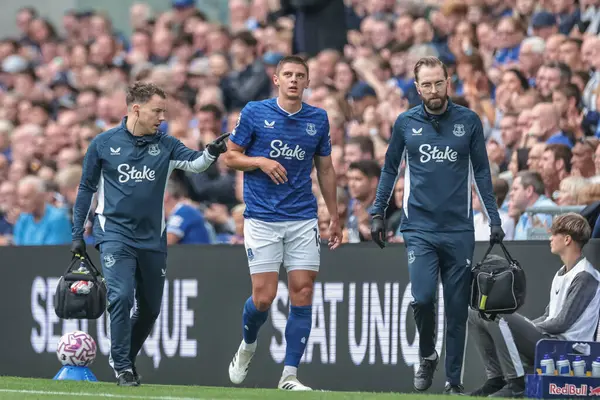 Everton 'dan Vitaliy Mykolenko, 9 Ağustos 2025' te İngiltere 'nin Liverpool kentindeki Hill Dickinson Stadyumu' nda oynanan Everton-A.S. Roma maçında sakatlandı.