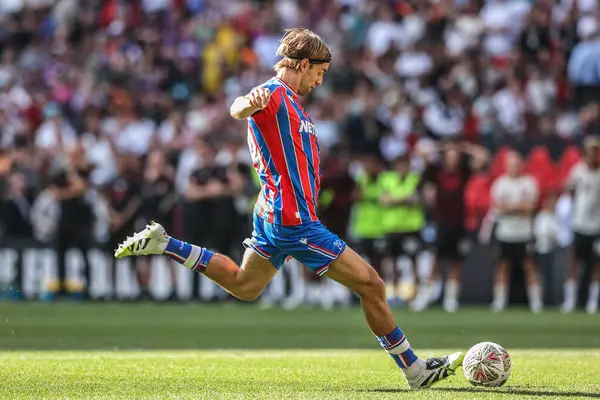 Kristal Saray 'dan Borna Sosa, 10 Ağustos 2025' te Londra 'daki Wembley Stadyumu' nda oynanan FA Community Shield maçı sırasında penaltısını kaçırdı.