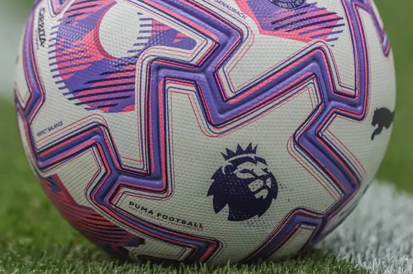 Premier League rozeti, İngiltere 'nin Liverpool kentindeki Hill Dickinson Stadyumu' nda oynanan Everton-A.S. Roma maçında oynanan resmi Puma futbol maçında, 9 Ağustos 2025 tarihli resmi futbol topu.