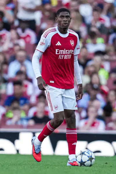 Arsenal 'den Cristian Mosquera, 9 Ağustos 2025' te Birleşik Krallık 'ın Emirates Stadyumu' nda Arsenal 'in Athletic Bilbao' ya karşı oynadığı sezon öncesi dostluk maçı sırasında