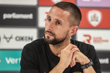 Barnsley 'in Conor Hourihane menajeri 13 Ağustos 2025' te İngiltere 'nin Oakwell kentinde oynanan Carabao Kupası Barnsley-Fleetwood maçı sırasında basın toplantısında konuşma yaptı.
