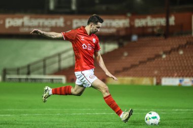 Barnsley 'li Neil Farrugia, 13 Ağustos 2025' te İngiltere 'nin Oakwell kentinde oynanan Carabao Kupası Barnsley ile Fleetwood Town maçında penaltısını kaydetti.