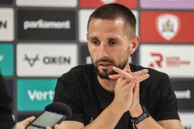 Barnsley 'in Conor Hourihane menajeri 13 Ağustos 2025' te İngiltere 'nin Oakwell kentinde oynanan Carabao Kupası Barnsley-Fleetwood maçı sırasında basın toplantısında konuşma yaptı.