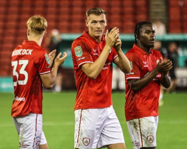 Barnsley 'den Jack Shepherd, 13 Ağustos 2025' te İngiltere 'nin Oakwell kentinde oynanan Carabao Kupası maçından sonra taraftarları alkışlıyor.