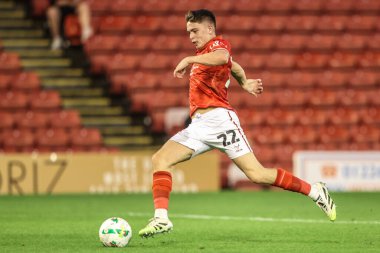 Barnsley 'den Patrick Kelly, 13 Ağustos 2025' te Oakwell, Barnsley, Birleşik Krallık 'ta oynanan Carabao Kupası maçında topa vuruyor.