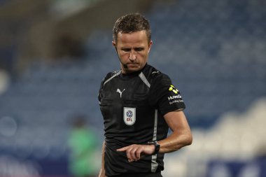 Hakem David Webb, Carabao Kupası maçı sırasında Huddersfield Town, Leicester City 'ye karşı Accu Stadyumu, Huddersfield, Birleşik Krallık, 13 Ağustos 2025