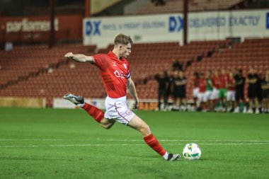 Barnsley 'li Luca Connell, 13 Ağustos 2025' te Oakwell, Barnsley, Birleşik Krallık 'ta oynanan Carabao Kupası maçında penaltısını attı.