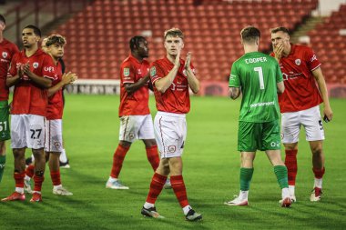 Barnsley takımından Luca Connell, 13 Ağustos 2025 'te Oakwell, Barnsley, İngiltere' de oynanan Barnsley-Fleetwood maçında takımının penaltı atışını kazanmasından sonra taraftarları alkışlıyor.