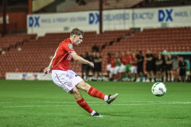 Barnsley 'li Luca Connell, 13 Ağustos 2025' te Oakwell, Barnsley, Birleşik Krallık 'ta oynanan Carabao Kupası maçında penaltısını attı.