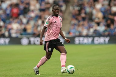 Leicester City 'nin Boubakary Soumare' si 13 Ağustos 2025 'te Accu Stadyumu' nda oynanan Huddersfield Town - Leicester City maçında topu aldı.