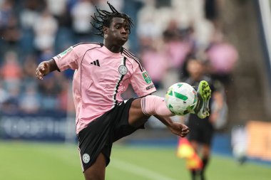 Leicester City 'den Jeremy Monga Carabao Kupası maçında topu kontrol ediyor. Huddersfield Town, Leicester City' ye karşı, Accu Stadyumu, Huddersfield, 13 Ağustos 2025