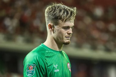 Barnsley 'den Murphy Cooper, 13 Ağustos 2025' te İngiltere 'nin Oakwell kentinde oynanan Barnsley-Fleetwood maçında penaltı atışına hazırlanıyor.