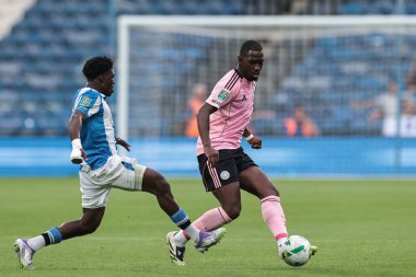 Leicester City 'nin Boubakary Soumare' si, 13 Ağustos 2025 'te İngiltere' nin Huddersfield Stadyumu 'nda oynanan Huddersfield Town - Leicester City maçında pas attı.