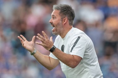 Marti Cifuentes Leicester City 'nin teknik direktörü, 13 Ağustos 2025' te Accu Stadyumu 'nda Huddersfield Town ile Leicester City arasındaki Carabao Kupası karşılaşmasında teknik alanda tepki gösterdi.