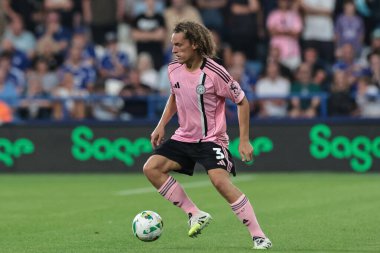 Leicester City 'nin Wout Faes' i Carabao Kupası maçında topla Huddersfield Town, Leicester City 'ye karşı Accu Stadyumu, Huddersfield, Birleşik Krallık, 13 Ağustos 2025