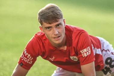 Barnsley 'den Luca Connell 13 Ağustos 2025' te İngiltere 'nin Oakwell kentinde oynanan Carabao Kupası maçında ısınma turunda Barnsley ile Fleetwood Town karşı karşıya geldi.