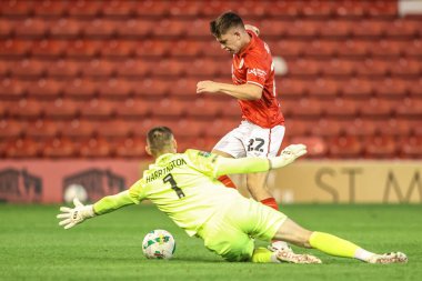 Barnsley 'den Patrick Kelly, 13 Ağustos 2025' te İngiltere 'nin Barnsley kentinde oynanan Carabao Kupası maçı sırasında Fleetwood Town' dan David Harrington tarafından durduruldu.