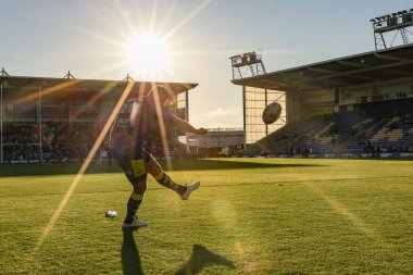 Warrington Wolves 'tan Marc Sneyd 14 Ağustos 2025' te İngiltere 'nin Halliwell Jones Stadyumu' nda oynanan 22. Warrington Wolves-Catalans maçında maç öncesi ısınma turunda.