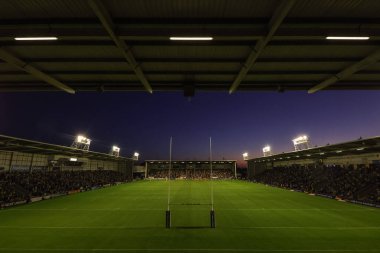 Halliwell Jones Stadyumu üzerinde sıcak yaz akşamlarında 22. Betfred Süper Ligi müsabakası sırasında Halliwell Jones Stadyumu 'nda Warrington Wolves ve Catalans Dragons maçında güneş batar.