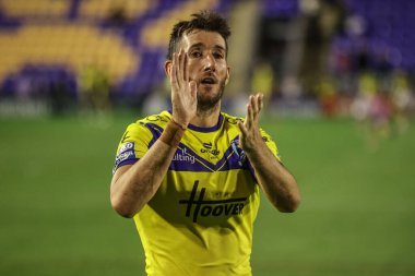 Warrington Wolves 'tan Stefan Ratchford, 14 Ağustos 2025' te İngiltere 'nin Halliwell Jones Stadyumu' nda oynanan 22. Warrington Wolves - Catalans Dragons maçında taraftarları alkışlıyor.