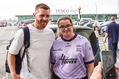Warrington Wolves 'dan Marc Sneyd, 14 Ağustos 2025' te İngiltere 'nin Halliwell Jones Stadyumu' nda oynanan 22. Warrington Wolves-Catalans maçında hayranlarıyla selfie çekiyor.