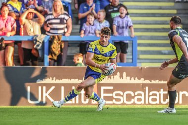 Warrington Wolves 'tan Zack Gardner, 14 Ağustos 2025' te Warrington, İngiltere 'deki Halliwell Jones Stadyumu' nda oynanan 22. Warrington Wolves ve Catalans Dragons maçında bir deneme için sahaya çıkıyor.