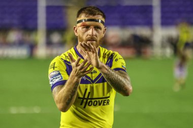 Warrington Wolves 'tan Marc Sneyd, 14 Ağustos 2025' te İngiltere 'nin Halliwell Jones Stadyumu' nda oynanan 22. Warrington Wolves - Catalans Dragons maçında taraftarları alkışlıyor.