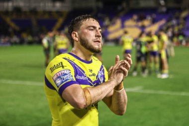 Warrington Wolves 'tan Adam Holroyd, 14 Ağustos 2025' te oynanan Betfred Süper Lig 22. Maçı 'nda taraftarları alkışlıyor. Warrington Wolves, Catalans Dragons' a karşı.