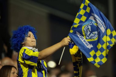 Genç bir Wire taraftarı, Warrington Wolves 'lu Samuel Stone' un 14 Ağustos 2025 'te Halliwell Jones Stadyumu, Warrington' da oynanan 22.