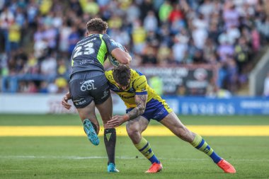 Katalan Ejderhaları 'ndan Matthieu Laguerre, Warrington Kurtları' ndan Connor Wrench tarafından Halliwell Jones Stadyumu, Warrington, Birleşik Krallık 'ta oynanan 22.